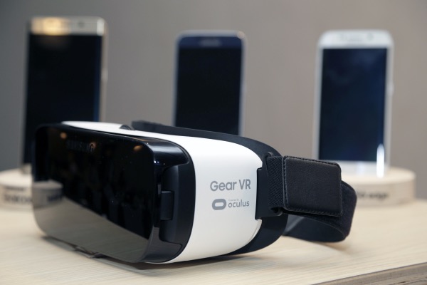 在手機市場已趨飽和的狀況下,三星正轉往新興領域發展,圖中的 Gear VR 眼鏡就是一例(圖片來源/美聯)