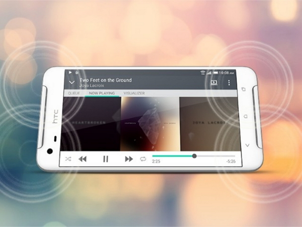 手機正面上方內建前置的 BoomSound 立體聲雙喇叭。(圖片來源/HTC)
