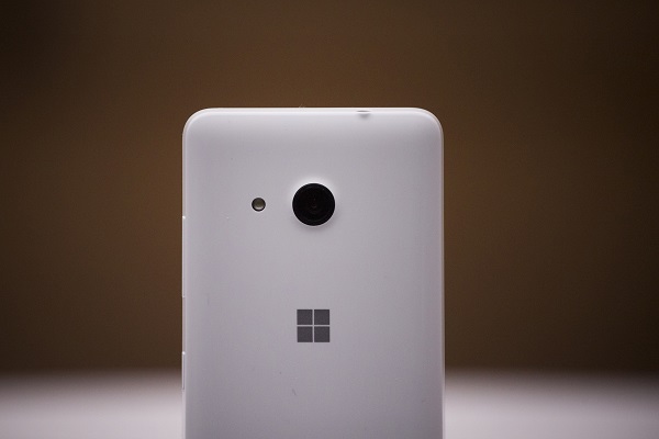 由於僅僅依靠 Windows 粉絲的支持,Windows 手機的銷售狀況始終無法改善(圖/彭博)