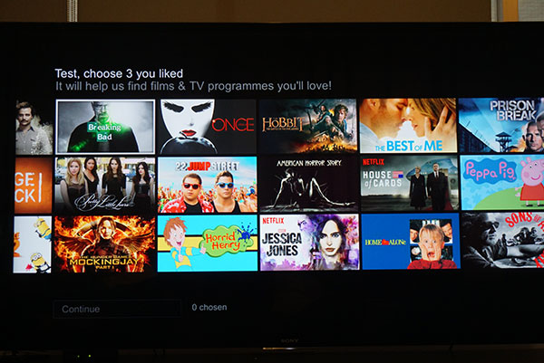 在一開始設定時,會先要求使用者選擇喜歡的三部片,讓 Netflix  自動判斷使用者的喜好來推薦影片。