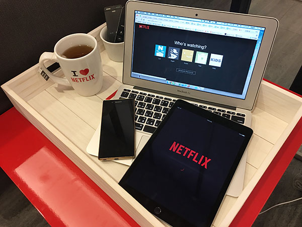 Netflix 可以在多種介面上執行,也可以無縫直接接續觀賞。