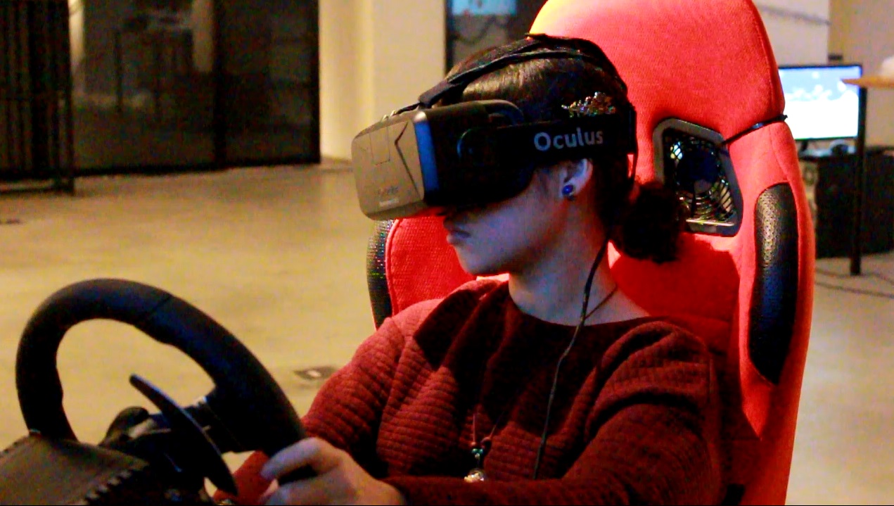 坐上賽車椅，你就是雪地裡的飆風手！在這個遊戲中，你可以體會在雪地中的駕駛的樂趣，還可以邊開邊送禮物，在虛擬世界中挑戰駕駛技術！