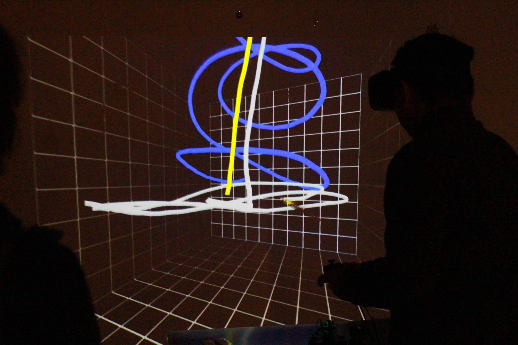 想體驗空中作畫的感受嗎？透過VR穿戴裝置，2D的投影銀幕立刻轉化成3D繪畫空間，一如置身立體畫布中、盡情揮灑創意。