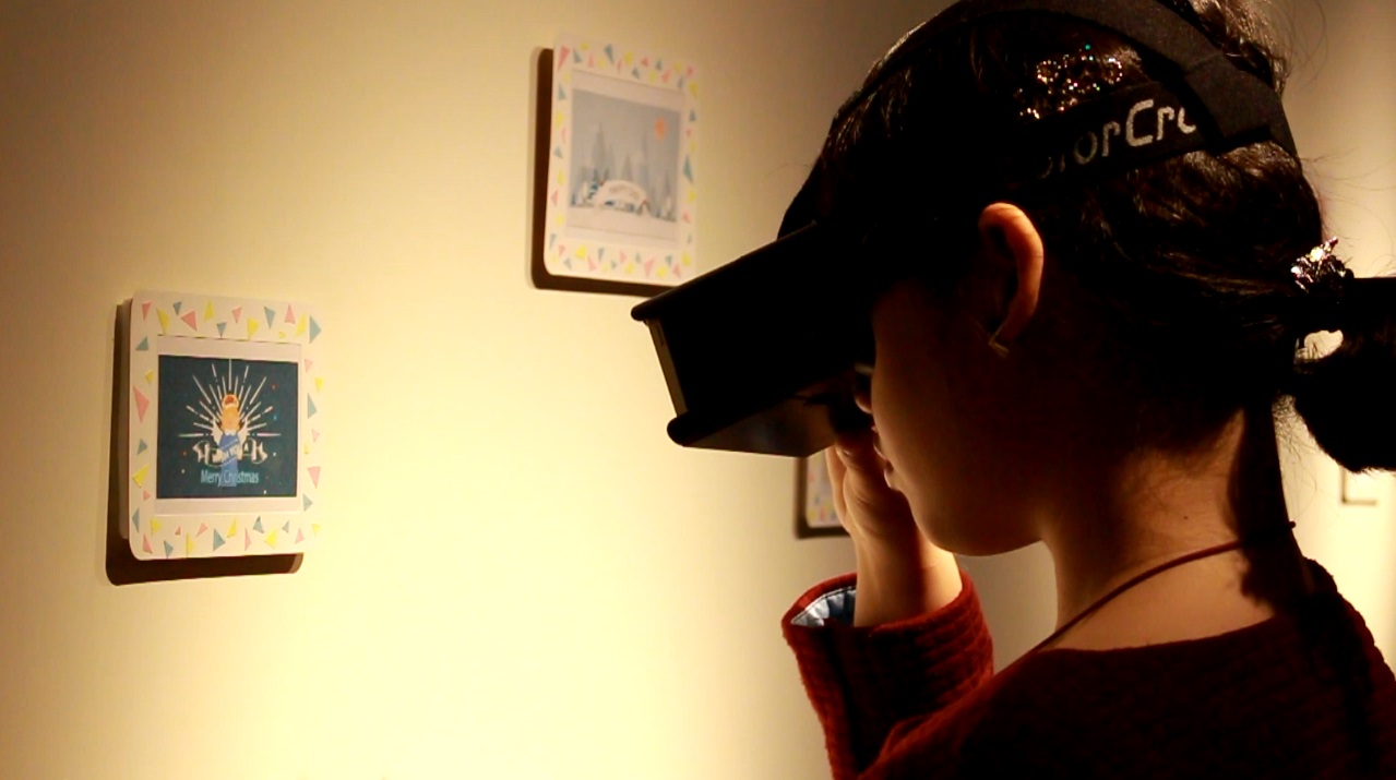 結合手機與VR虛擬實境的遊戲，透過獨家設計的APP，搭配簡易的VR裝置，就能透過手機，感受牆上畫作人物在你眼前活靈活的新奇體驗！