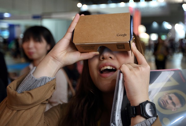 Google 推出的低價虛擬實境裝置 Cardboard 可說是讓虛擬實境有效推向民眾的關鍵(圖/法新社)