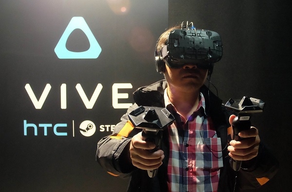 HTC 計畫透過 Vive 這款虛擬實境裝置重振旗鼓(圖/彭博)