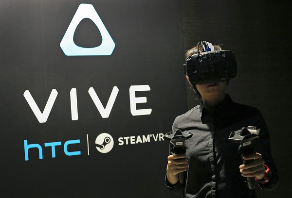 HTC 目前對虛擬實境裝置的前景相當看好(圖/彭博)