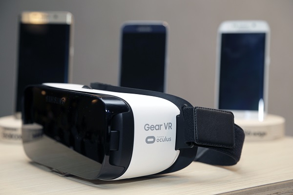 Gear VR 僅需要一支智慧型手機就能使用,但效果無法達到身歷其境(圖/美聯社)