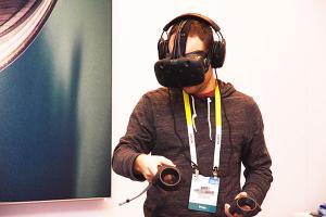 [2016 CES]真實虛擬轉瞬切換！HTC Vive Pre 新版虛擬眼鏡實機體驗