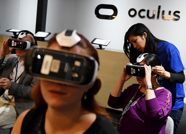 Oculus 所推出的虛擬實境裝置,被認為是社交網路的未來(圖/法新社)