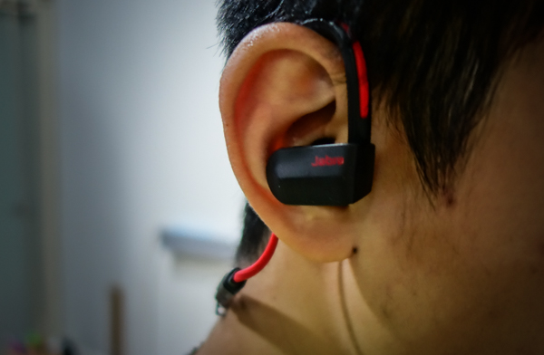 Jabra Sport Pace 配戴狀況(圖/記者譚偉晟拍攝)