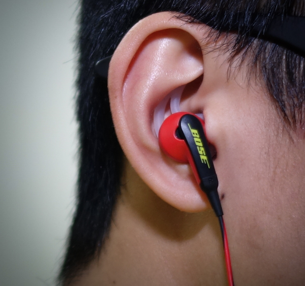 Bose SoundSport 配戴狀況(圖/記者譚偉晟拍攝)
