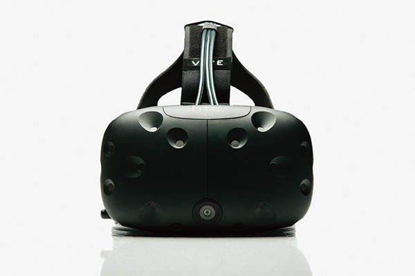 Vive Pre 主要增加了正面中央的前置鏡頭,可擷取外界資訊供 VR 環境參考