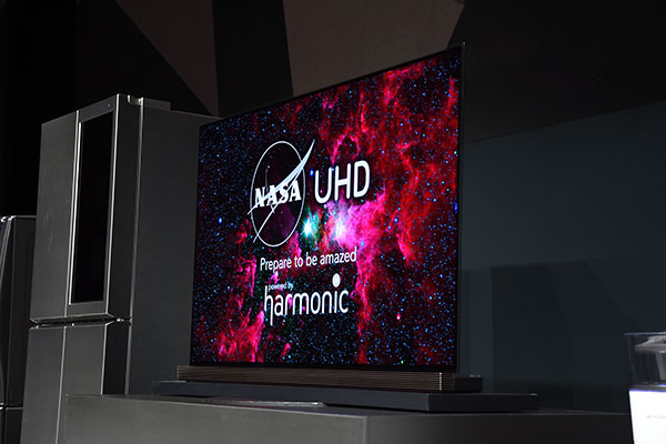 其中最亮眼的便是厚度僅有 2.57 mm,比兩枚 10 元硬幣疊在一起還要薄的 OLED 電視