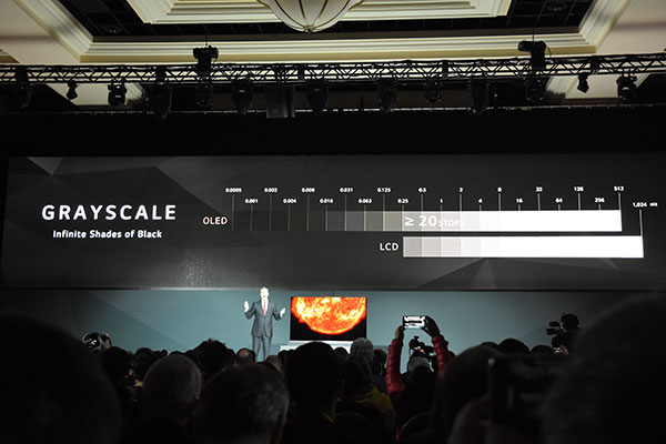 一般 LCD 電視(下)跟 OLED 電視(上)在暗部色階表現上的差異