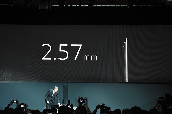 SIGNATURE OLED TV 在機身螢幕厚度部分僅有 2.57 mm