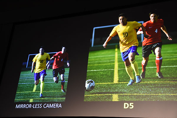 跟無反光鏡相機（左）拍出來的影像，跟 D5 拍出來的影像相比