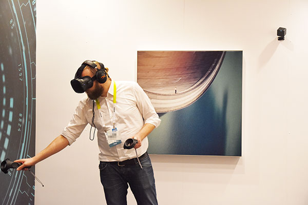 HTC Vive 是可以讓人進行區域探索的 VR 虛擬眼鏡