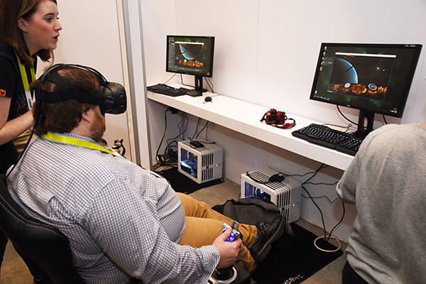 也可以用坐下來的方式進行 VR 遊戲體驗