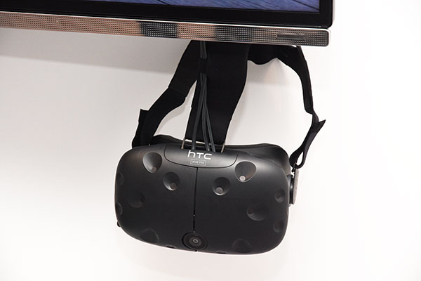 這次 Audi 在 CES 主要是以 HTC 最新的 Vive Pre  眼鏡進行展示