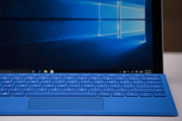 Windows 10 用戶若符合啟用條件,可以在右下角 Wi-Fi 處選擇 celludlr Data」網路,並選用連線方案(圖/彭博社)
