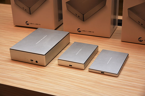 這次 LaCie 新推出的 Porsche Design 硬碟產品,包括行動設計的 Mobile Drive(右一、右二)、固定使用的 Desktop Drive(左一)