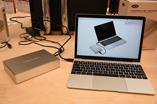 主打大容量的 Desktop Drive  還可透過 USB-C 介面幫 Macbook 充電
