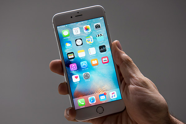 外傳 iPhone 7 最大的改變就是將移除耳機孔設計（圖／彭博社）