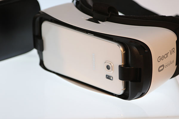 Gear VR 本身不具有螢幕,是透過手機螢幕進行分割視覺顯示