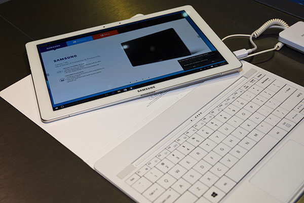 Galaxy Tab Pro S 的主要配件之一:鍵盤保護套