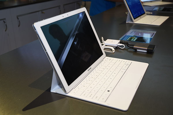 可以提供  Galaxy Tab Pro S 適合打字工作用的站立角度。