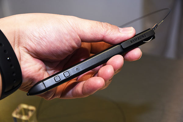 還可搭配藍牙連接的 Active Pen 觸控筆,不像是 iPad Pro 僅能使用專用的 Apple Pencil。