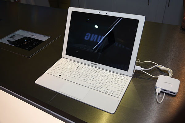 採用單一 USB-C 連接埠設計,並且可以透過外接擴充連接線增加介面