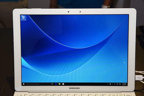 螢幕採用 12 吋的 SuperAMOLED 設計,解析度為 2160 x1440
