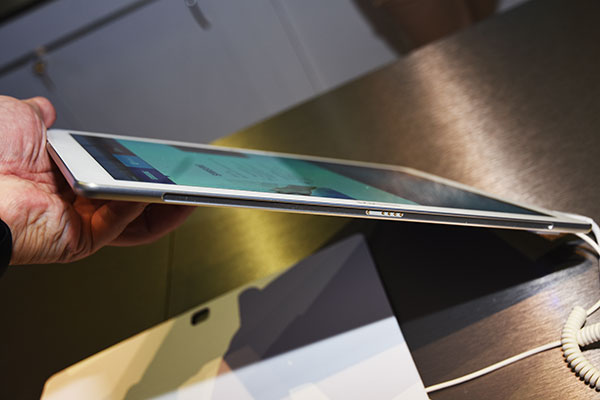 Galaxy Tab Pro S 機身底部的配件接點,是用來連接鍵盤保護套使用