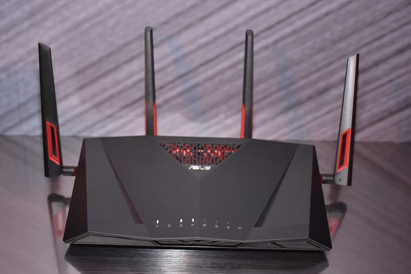 電競專用 RT-AC88U 無線路由器（圖／記者譚偉晟拍攝）
