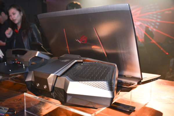 這款水冷式散熱器，透過一個按鍵就能直接將水冷散熱器連接上筆電，而無須額外的螺絲、膠帶固定來防止漏液（圖／記者譚偉晟拍攝）