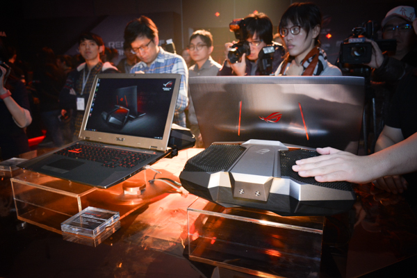 在沒有連接水冷式散熱器時，光靠氣冷式散熱，也能維持筆電溫度被控制在 90 度以下（圖／記者譚偉晟拍攝）