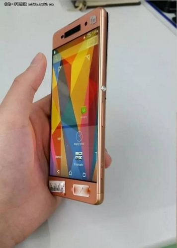 機身的右側則有 Sony 手機特有的電源鍵、實體快門(翻攝自PhoneArena)