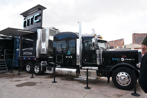 HTC 在 CES 館內並沒攤位,在館外的戶外展區拉來了全美巡迴體驗的 Vive 卡車