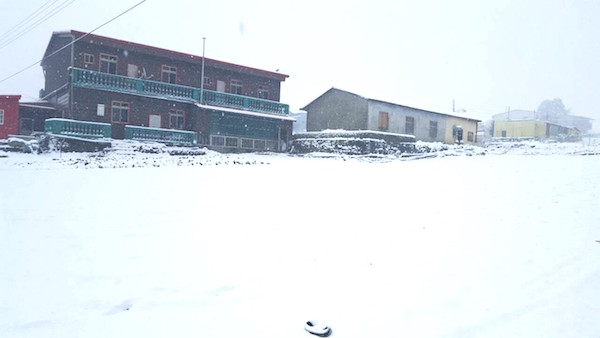 大面積的雪景很容易造成相機或手機測光失誤(本報記者朱則偉攝影)