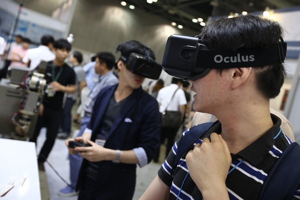 戴上眼鏡就是另一個世界,是 VR 吸引人的地方(圖片來源/彭博)
