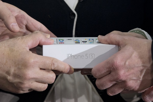 iPhone 5se 將會取代 iPhone 5s 的位置(圖/美聯社)