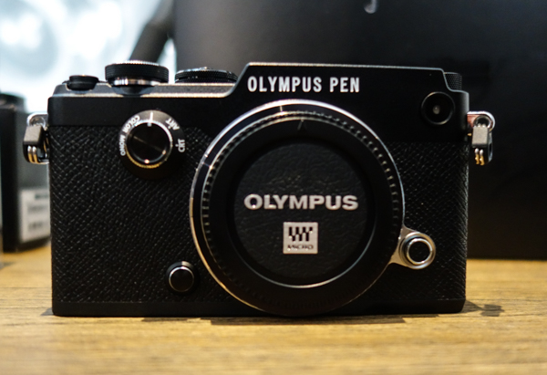 Olympus Pen-F 有推出銀色與黑色兩款(圖/記者譚偉晟拍攝)