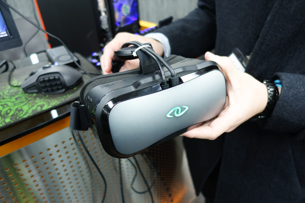 3Glasses 先前推出的 D2 開拓者版 VR 頭盔(圖/記者譚偉晟拍攝)