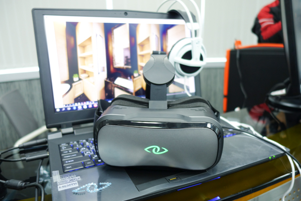 利用 VR 虛擬實境的效果,房仲業可以輕易的向客戶展示屋內格局(圖/記者譚偉晟拍攝)