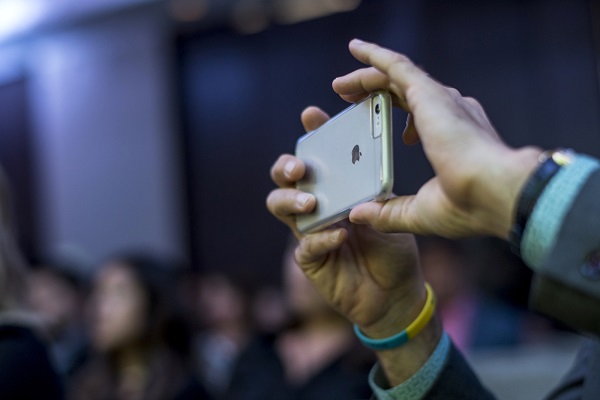 穩定的系統效能，讓不少用戶會優先選擇 iPhone（圖／彭博社）