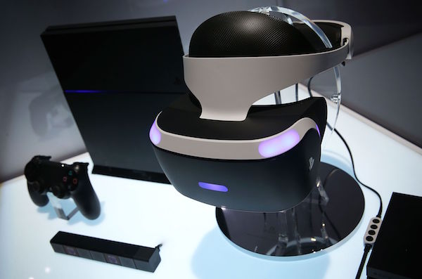Sony 在 PlayStation 4 上面以 PSVR 虛擬眼鏡推出更新的遊戲體驗吸引玩家(圖片來源/法新)