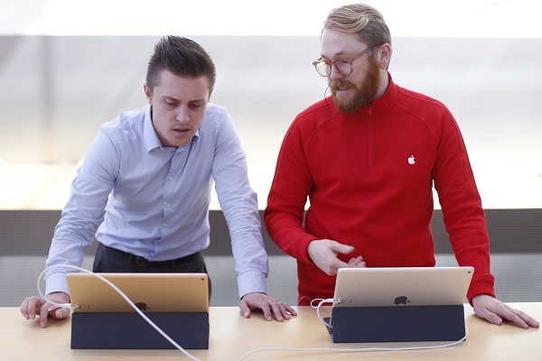 iPad Pro 在 2015 年第 4 季的銷量,超越 Surface 裝置的銷量加總(圖/路透社)
