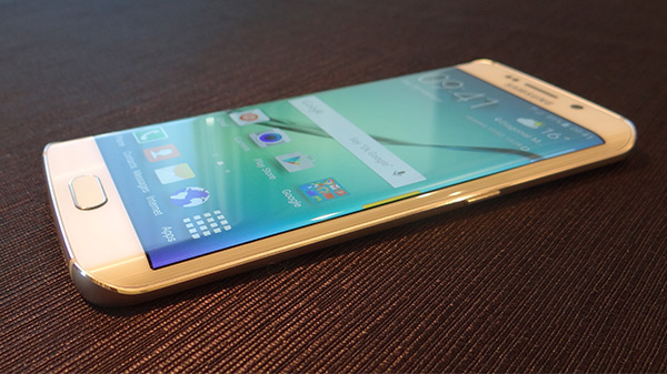 S7 Edge 彎曲螢幕將有全新玩法?圖為 Galaxy S6 Edge(記者吳佩樺攝)